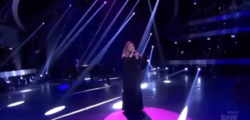 ¡Simon Cowell empezó a llorar! El niño cantó tal canción que Simón no podía hablar. Subió al escenario a besar al chico.