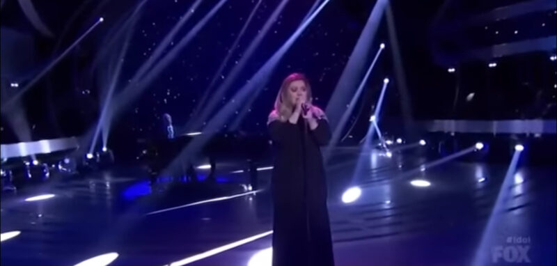 ¡Simon Cowell empezó a llorar! El niño cantó tal canción que Simón no podía hablar. Subió al escenario a besar al chico.
