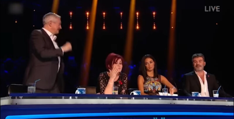 ¡Simon Cowell empezó a llorar! El niño cantó tal canción que Simón no podía hablar. Subió al escenario a besar al chico.