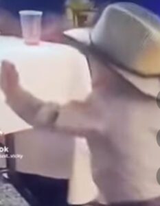 El vaquero de Little Bitty realiza grandes movimientos de baile y obtiene millones de visitas