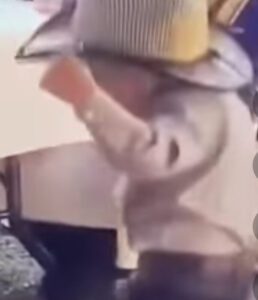 El vaquero de Little Bitty realiza grandes movimientos de baile y obtiene millones de visitas