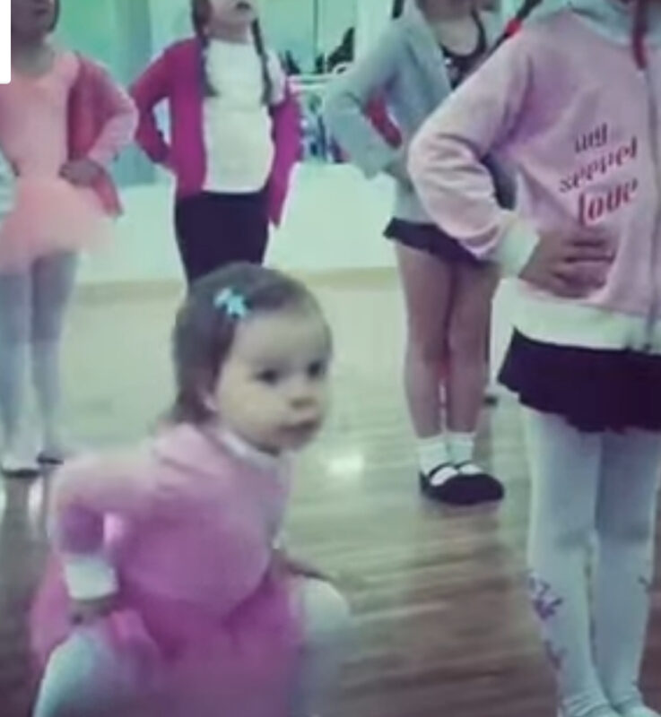 Las niñas hacen fila para la clase de baile y la del tutú rosa hace reír a todos