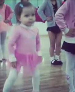 Las niñas hacen fila para la clase de baile y la del tutú rosa hace reír a todos