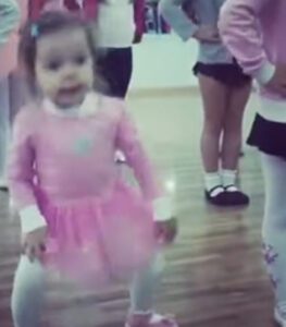 Las niñas hacen fila para la clase de baile y la del tutú rosa hace reír a todos