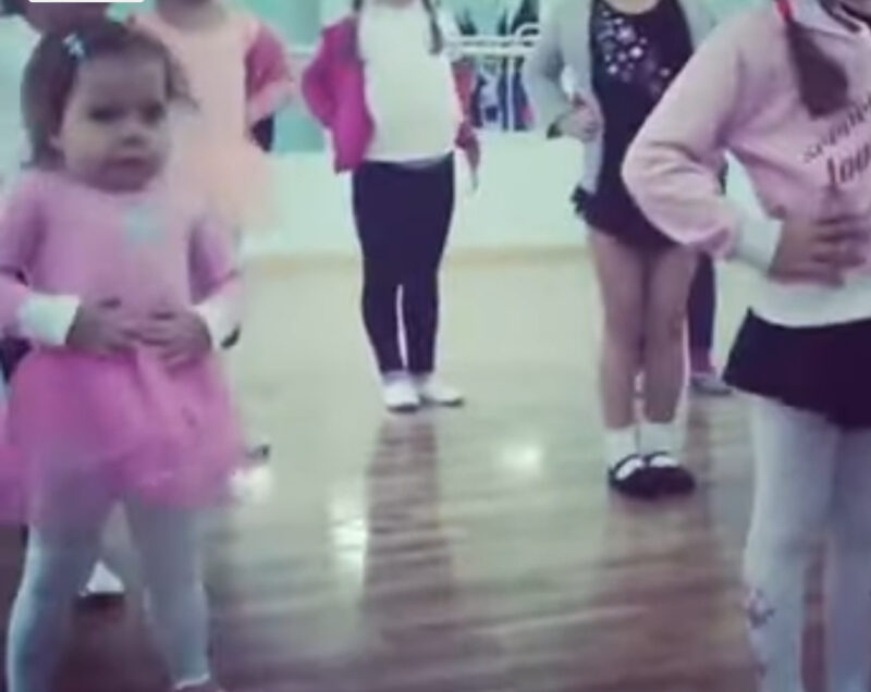 Las niñas hacen fila para la clase de baile y la del tutú rosa hace reír a todos