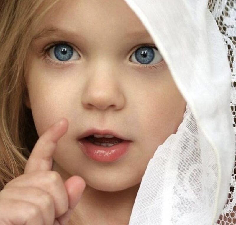 La adorable trilliza es tan hermosa como los ángeles desde el ángulo de la cámara de su madre