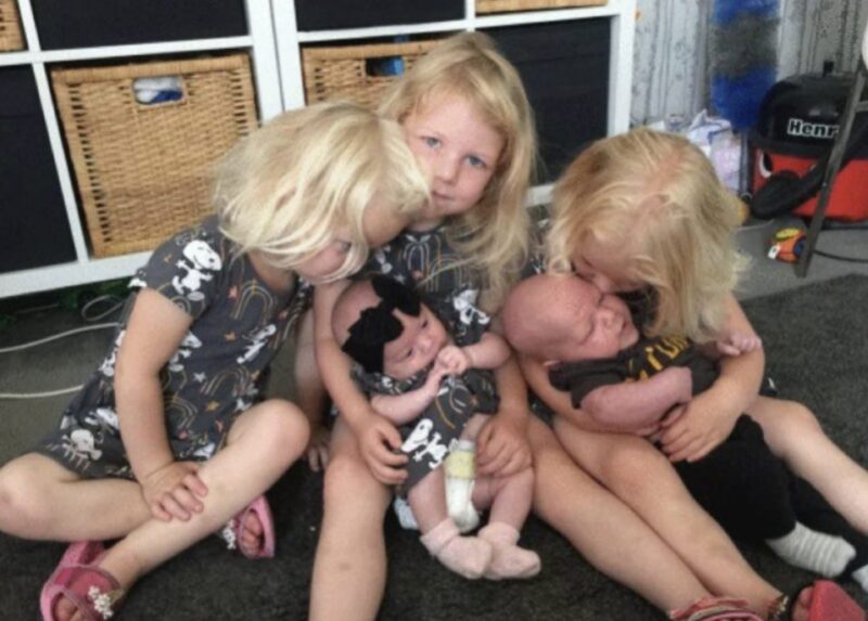 Esta mamá está dando a luz a gemelos por quinta vez consecutiva, y nuevamente niñas. Cómo están creciendo los bebés
