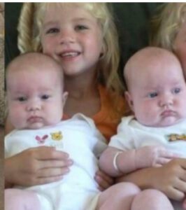 Esta mamá está dando a luz a gemelos por quinta vez consecutiva, y nuevamente niñas. Cómo están creciendo los bebés