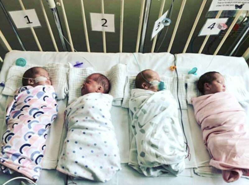 Mamá da la bienvenida a los primeros cuatrillizos en Nueva Zelanda después del nacimiento de su primer bebé