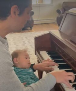 Qué momento tan conmovedor: Bebé escuchando cantar a papá y tratando de repetirlo