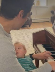 Qué momento tan conmovedor: Bebé escuchando cantar a papá y tratando de repetirlo