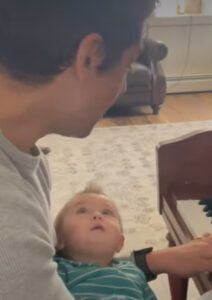 Qué momento tan conmovedor: Bebé escuchando cantar a papá y tratando de repetirlo