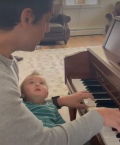 Qué momento tan conmovedor: Bebé escuchando cantar a papá y tratando de repetirlo
