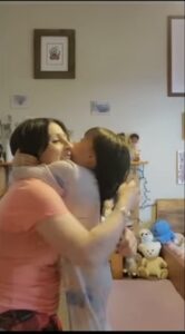 Cuando mamá escucha el primer "Te amo" de su hija, su corazón se derrite... ¡Su reacción es invaluable!
