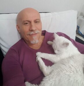 ¡Este lindo gatito quedó atrapado en una puerta… ¡Pero mira lo que hizo este hombre bondadoso!