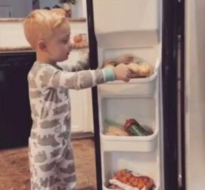 La mamá le dice a su hijo que se ha comido todos sus dulces favoritos. ¡La reacción del dulce niño conmovió a todos! Vamos a verlo.
