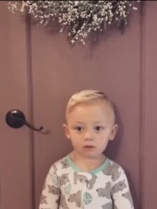La mamá le dice a su hijo que se ha comido todos sus dulces favoritos. ¡La reacción del dulce niño conmovió a todos! Vamos a verlo.