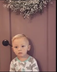 La mamá le dice a su hijo que se ha comido todos sus dulces favoritos. ¡La reacción del dulce niño conmovió a todos! Vamos a verlo.