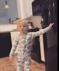 La mamá le dice a su hijo que se ha comido todos sus dulces favoritos. ¡La reacción del dulce niño conmovió a todos! Vamos a verlo.