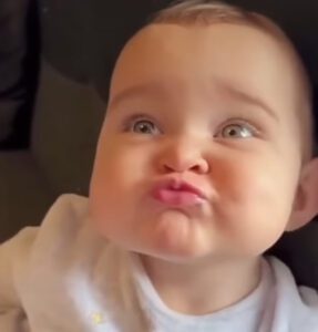 ¡Este dulce bebé manda un beso volador a todos! ¡La reacción de mamá al primer beso es invaluable!