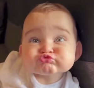 ¡Este dulce bebé manda un beso volador a todos! ¡La reacción de mamá al primer beso es invaluable!