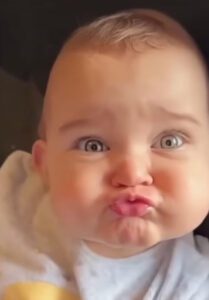¡Este dulce bebé manda un beso volador a todos! ¡La reacción de mamá al primer beso es invaluable!