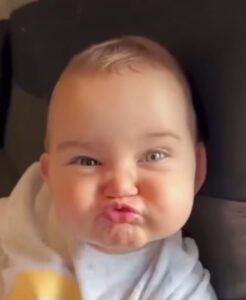 ¡Este dulce bebé manda un beso volador a todos! ¡La reacción de mamá al primer beso es invaluable!