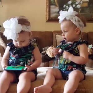 Tales gemelas parecidas y al mismo tiempo diferentes: ¡las hermanitas reaccionan de manera distinta a la caricatura! Un video muy divertido.