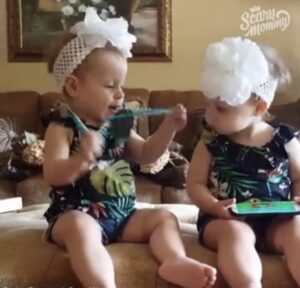 Tales gemelas parecidas y al mismo tiempo diferentes: ¡las hermanitas reaccionan de manera distinta a la caricatura! Un video muy divertido.