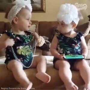 Tales gemelas parecidas y al mismo tiempo diferentes: ¡las hermanitas reaccionan de manera distinta a la caricatura! Un video muy divertido.