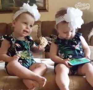 Tales gemelas parecidas y al mismo tiempo diferentes: ¡las hermanitas reaccionan de manera distinta a la caricatura! Un video muy divertido.