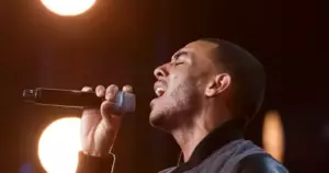 ¡Este carismático chico cantó una canción que hizo que Simon no pudiera contener las lágrimas! ¡Vamos a escuchar la increíble voz de este chico!