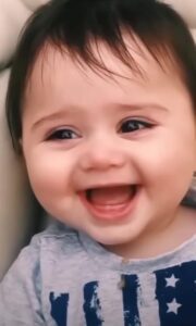 Mira a este pequeño bebé, y tu suerte aumentará, porque ya serás feliz al ver este video.