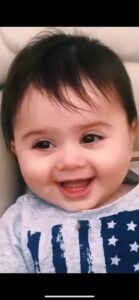 Mira a este pequeño bebé, y tu suerte aumentará, porque ya serás feliz al ver este video.