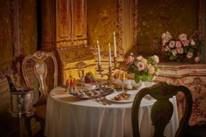 Como una broma, el dueño del restaurante invitó a la limpiadora a la boda de su amigo, como si fuera su esposa por la noche… Pero cuando el novio la vio, se quedó paralizado de shock…
