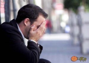 Como una broma, el dueño del restaurante invitó a la limpiadora a la boda de su amigo, como si fuera su esposa por la noche… Pero cuando el novio la vio, se quedó paralizado de shock…