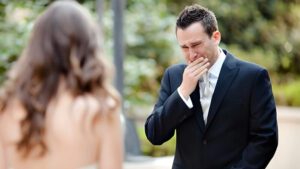 Como una broma, el dueño del restaurante invitó a la limpiadora a la boda de su amigo, como si fuera su esposa por la noche… Pero cuando el novio la vio, se quedó paralizado de shock…