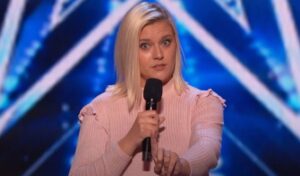 Esta mujer especial comienza a cantar, ¡pero su voz inusual deja a todos atónitos! ¡Simon no podía creerlo! ¡Hay que verlo!