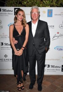 ¡Vaya aparición en la alfombra roja! Richard Gere apareció en público con su tercera esposa. Todos quedaron sorprendidos por su esposa. ¿Qué será lo que causó tanta sorpresa?