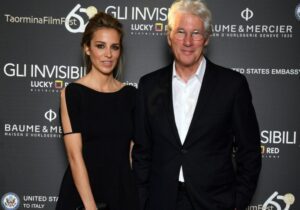 ¡Vaya aparición en la alfombra roja! Richard Gere apareció en público con su tercera esposa. Todos quedaron sorprendidos por su esposa. ¿Qué será lo que causó tanta sorpresa?