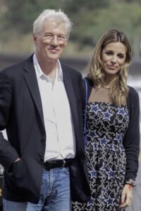 ¡Vaya aparición en la alfombra roja! Richard Gere apareció en público con su tercera esposa. Todos quedaron sorprendidos por su esposa. ¿Qué será lo que causó tanta sorpresa?