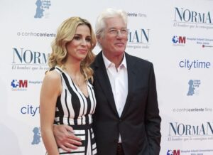 ¡Vaya aparición en la alfombra roja! Richard Gere apareció en público con su tercera esposa. Todos quedaron sorprendidos por su esposa. ¿Qué será lo que causó tanta sorpresa?