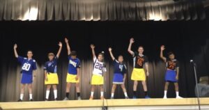 ¡La audiencia no esperaba ver un baile tan creativo de estos divertidos alumnos de quinto grado! ¡Un video muy gracioso! Vamos a verlo.