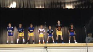 ¡La audiencia no esperaba ver un baile tan creativo de estos divertidos alumnos de quinto grado! ¡Un video muy gracioso! Vamos a verlo.