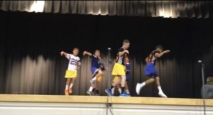 ¡La audiencia no esperaba ver un baile tan creativo de estos divertidos alumnos de quinto grado! ¡Un video muy gracioso! Vamos a verlo.