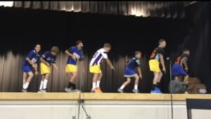 ¡La audiencia no esperaba ver un baile tan creativo de estos divertidos alumnos de quinto grado! ¡Un video muy gracioso! Vamos a verlo.