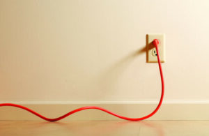 ¡Vamos a descubrir por qué no se debe dejar el cargador conectado a la toma de corriente sin tu teléfono! ¡Razones interesantes!