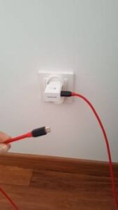 ¡Vamos a descubrir por qué no se debe dejar el cargador conectado a la toma de corriente sin tu teléfono! ¡Razones interesantes!