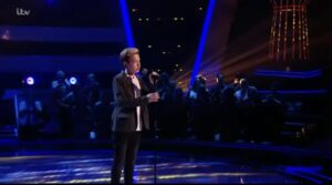 ¡Cantó la canción "Hallelujah" de una manera que hizo que a los jueces se les pusieran los pelos de punta! ¡Veamos esta actuación increíble!