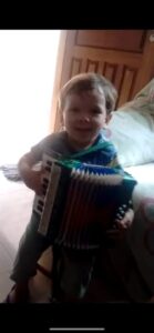 Al ver este video divertido, ¡no podrás dejar de reír! ¡Este dulce niño se considera un maestro del acordeón! ¡Tienes que verlo!